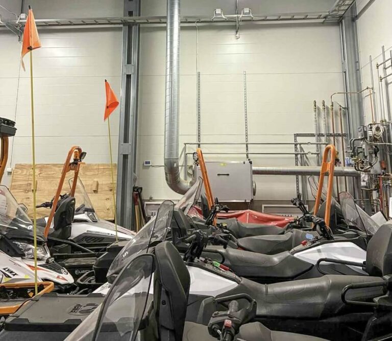 Skotergarage i Sälen med en Acetec EvoDry-proffsavfuktare installerad.